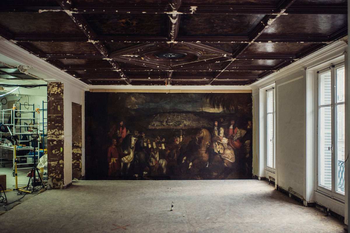 THE MURAL PAINTED IN THE XVII CENTURY HIDDEN IN THE NEW OSCAR DE LA RENTA STORE IN PARIS