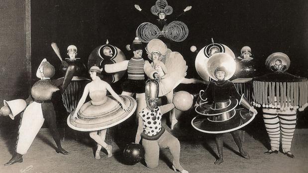 BAUHAUS-TEACHERS-AND-STUDENTS-HAVING-FUN-AT-THE-BEST-DESIGN-SCHOOL-EVER